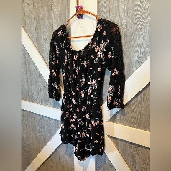 150. Floral Long Sleeve Romper with Open lace sleeves S - Picture 6 of 11